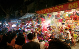 Hàng nghìn người đi chơi chợ Trung thu phố cổ Hà Nội